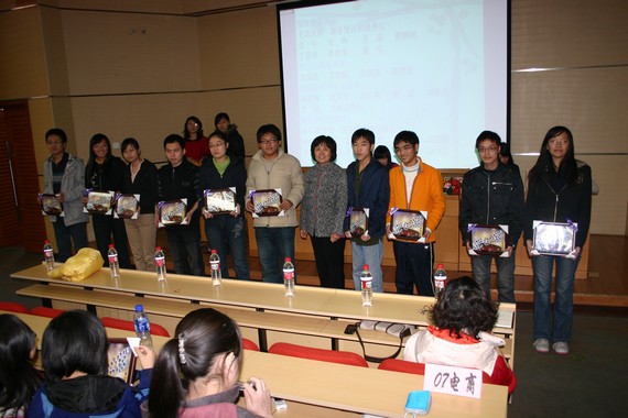 为获奖同学颁发证书