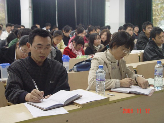 才立琴老师和王维老师专心听讲