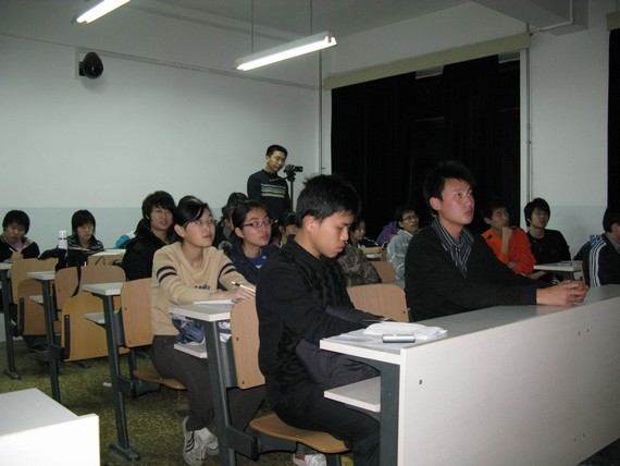 我院师生在认真听取汇报