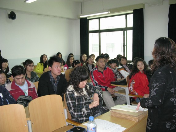 学生在认真听党课