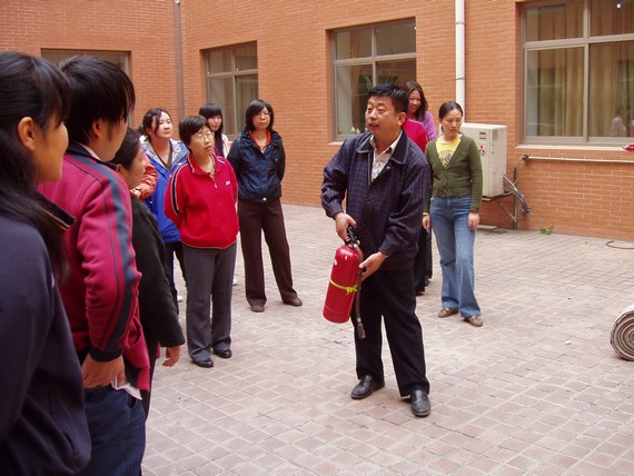 拔出黑色拉环状保险销