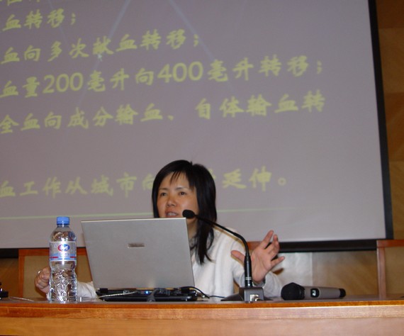 血液中心的徐老师为同学们做报告