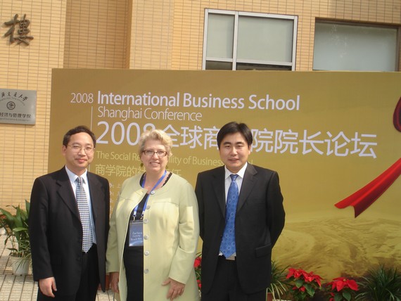 MBA教育中心主任王瑞华、孔伟明老师与外方商学院院长合影