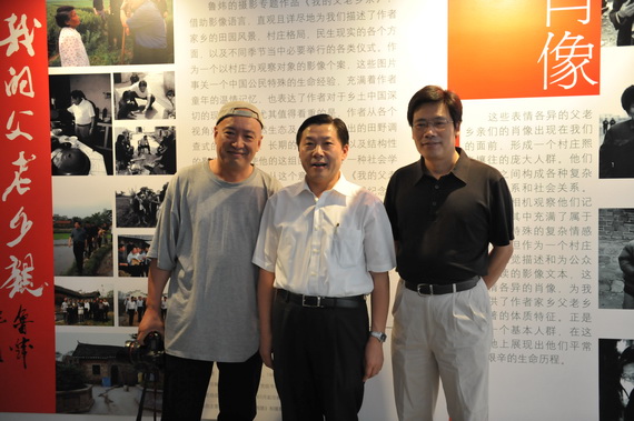 影展作者鲁炜与史建平副校长（右）、刘树勇教授（左）合影