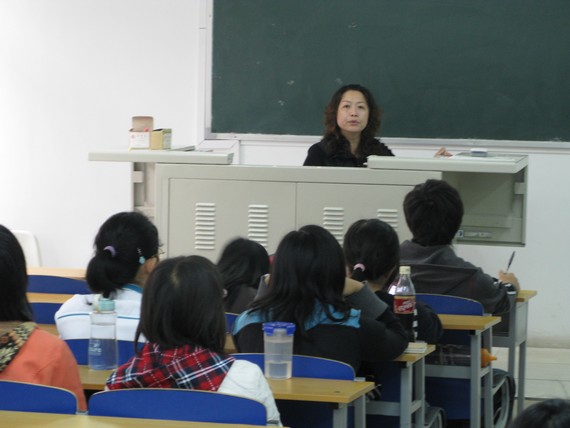 孙小莉老师为大一新生授课