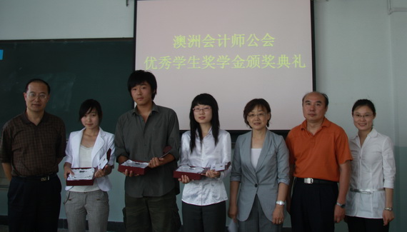 学生大使与领导、嘉宾合影合影