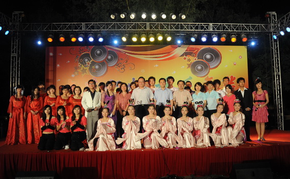 演员与校领导合影