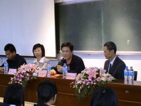 校长助理史建平教授和同学们进行交流