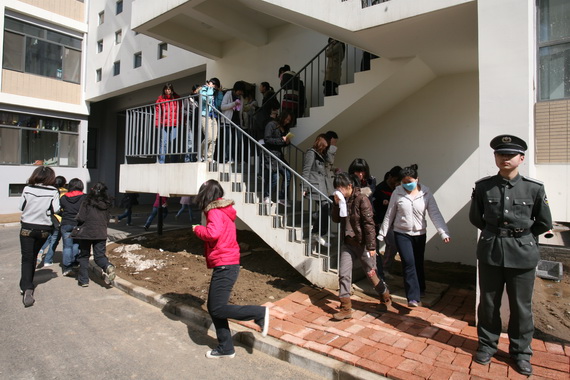 同学们快速而有序地撤离