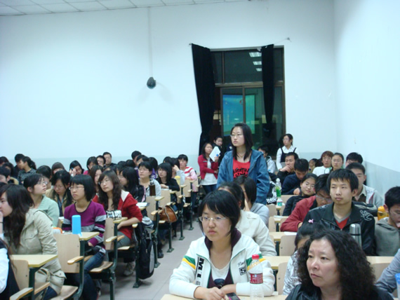 学生积极参与,认真提问