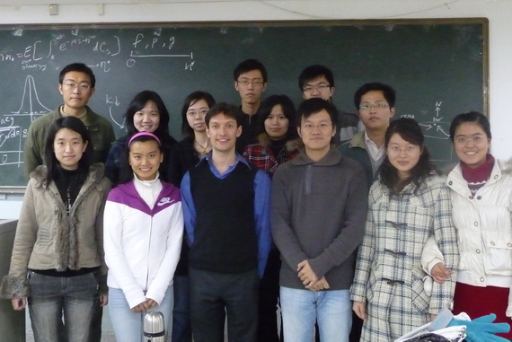 Yuliy_Sannikov教授与我院学生合影
