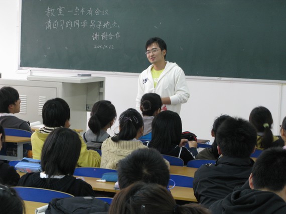 优秀学生代表向大一新生介绍大学生活