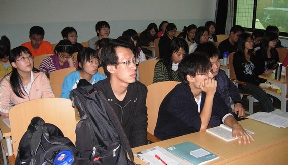 学员们认真听课