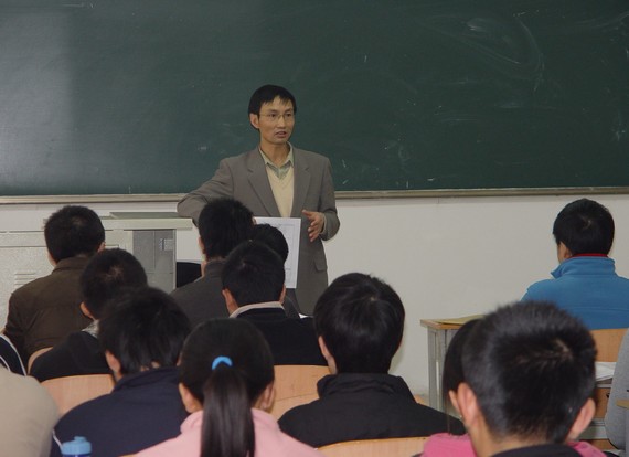 管理科学与工程学院党总支书记贺小海为新生做报告