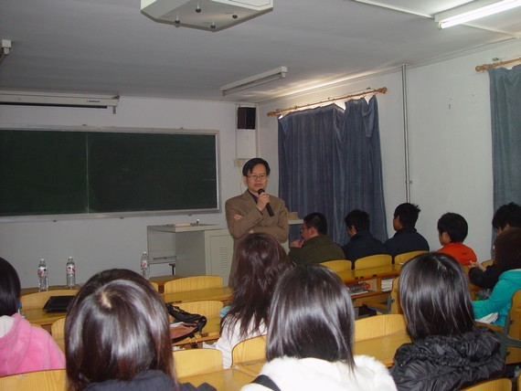祁院长了解学生学习和生活情况