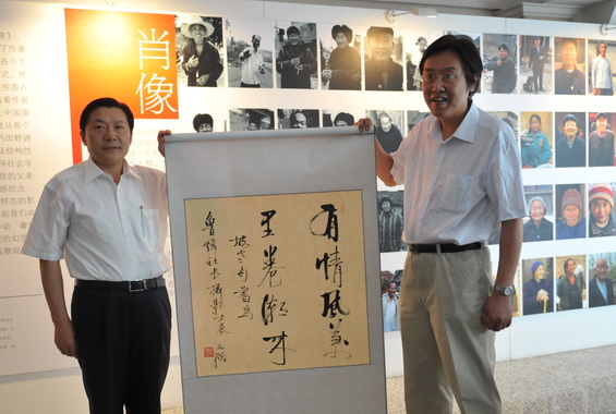 文化与传媒学院王强院长（右）为摄影展题字
