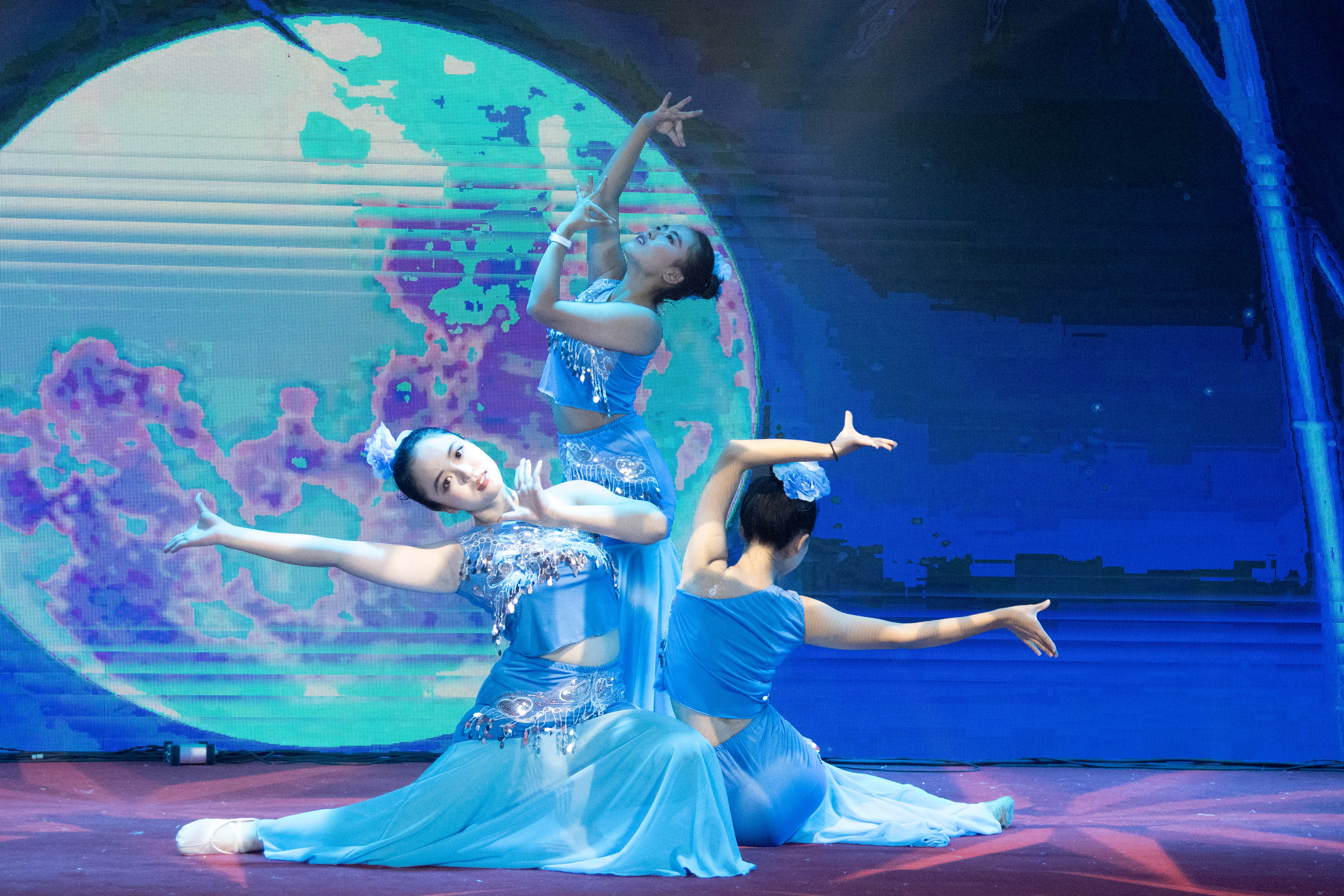 傣之梦团队带来舞蹈《月亮》.
