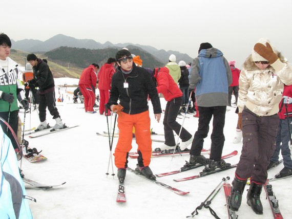 同学们在练习滑雪