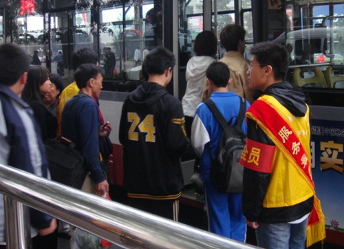 指挥乘客有序上车