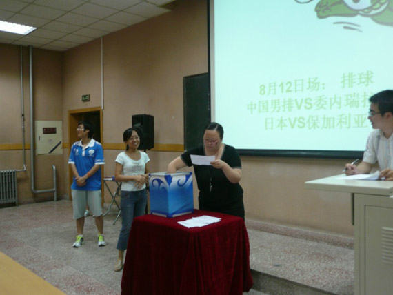 校团委书记杨莹老师和在场同学一起抽取门票中签者