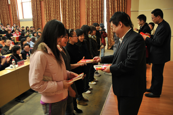 MBA学长代表向本科生学生代表赠送图书