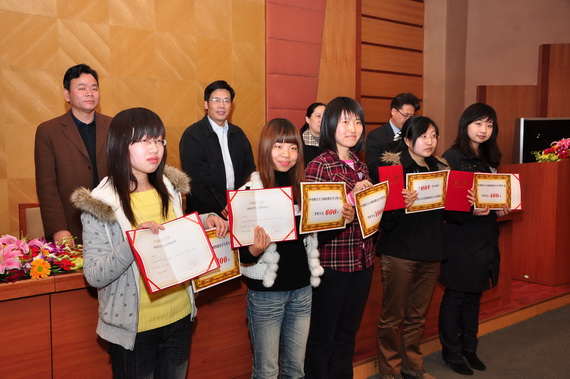 获得奖学金学生上台领奖