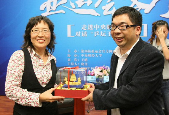 亚运官网主编孙海峰与中央财经大学党委副书记侯慧君交换礼品0