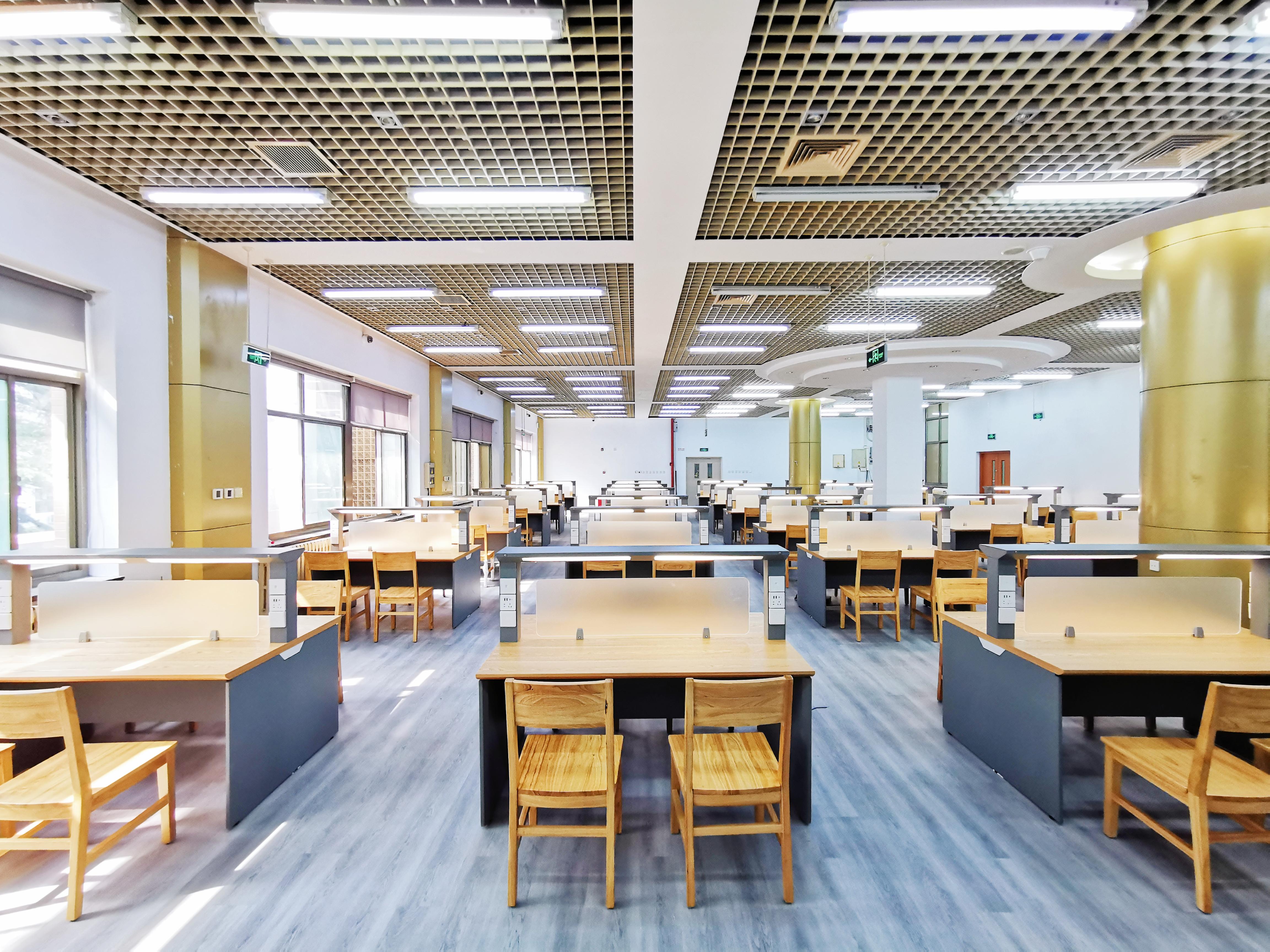 news-1-1 学院南路校区图书馆多媒体阅览室完成升级改造-中央财经大学新闻网