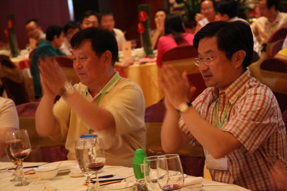 梁勇副校长与李福山会长(左)共祝校庆圆满成功