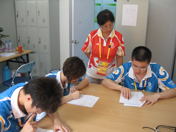 志愿者在业务口管理人员的监督下参加测试